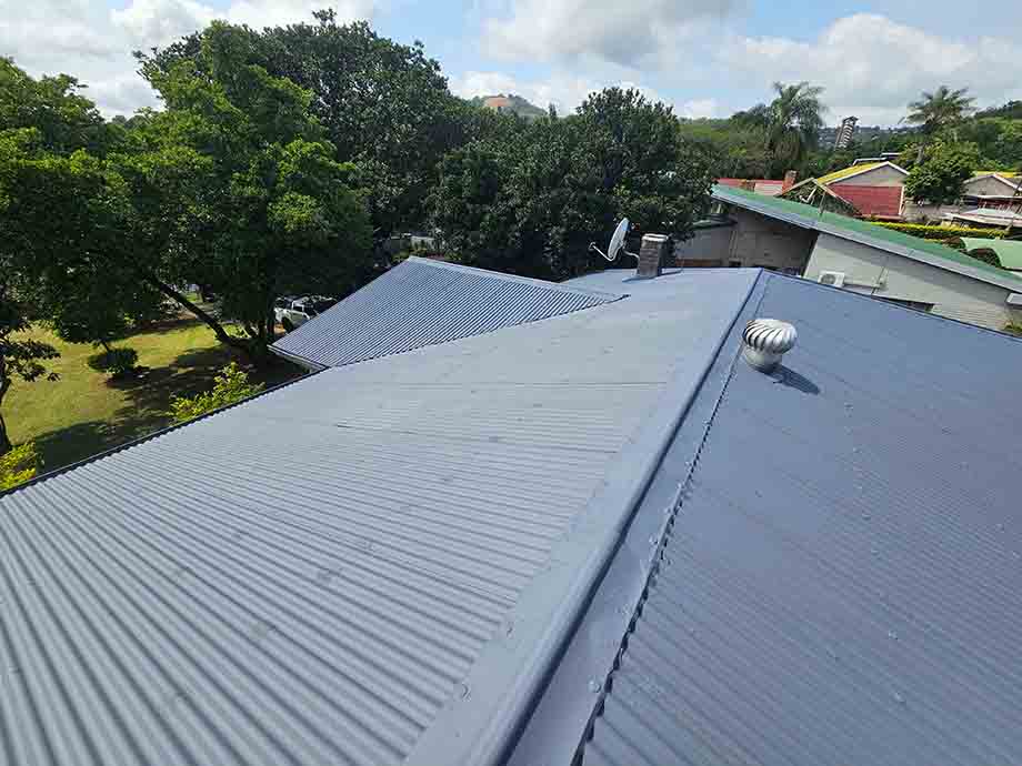 Double-sided aluminum foil thermal insulation in roof rafters